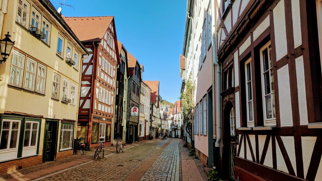 Die Weidenhäuser Straße im Sonnenschein mitten in Weidenhausen